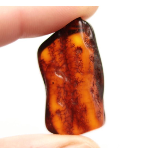 Tumša konjaka krāsas pulēts Baltijas dzintars (2.6 g)