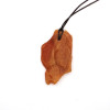 Dabīgs, neapstrādāts medus krāsas Baltijas dzintara kulons (amulets)